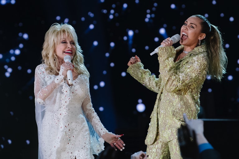 Dolly Parton and Miley Cyrus sing on stage
