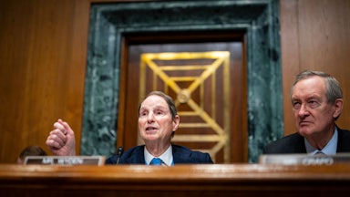 Senator Ron Wyden (left) and Senator Mike Crapo