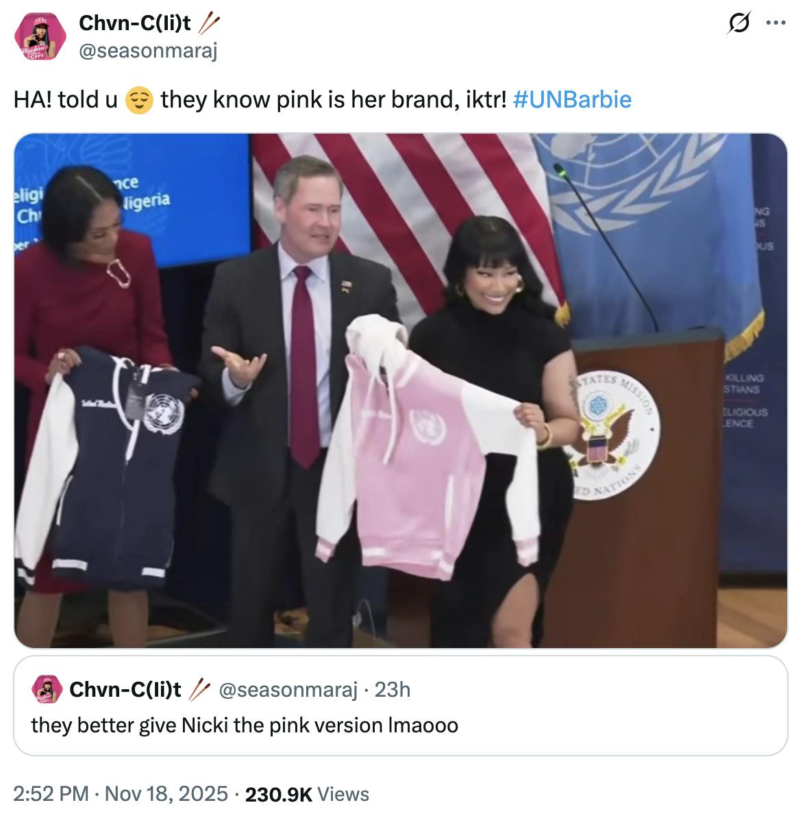 Chvn-C(Ιi)t 🥢 @seasonmaraj HA! told u 😌 they know pink is her brand, iktr! #UNBarbie (photo of Harris Faulkner, Mike Waltz, and Nicki Minaj. Minaj holds up a pink U.N. hoodie and smiles.)