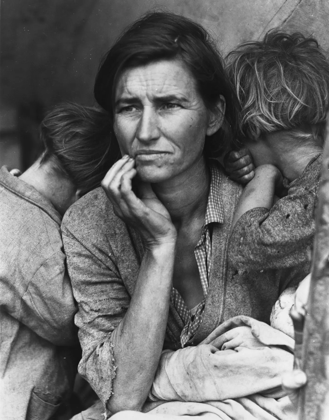 The photo originally titled Destitute Pea Pickers in California. Mother of Seven Children. Age Thirty-Two. Nipomo, California, also known as Migrant Mother, taken 1936 by Dorothea Lange