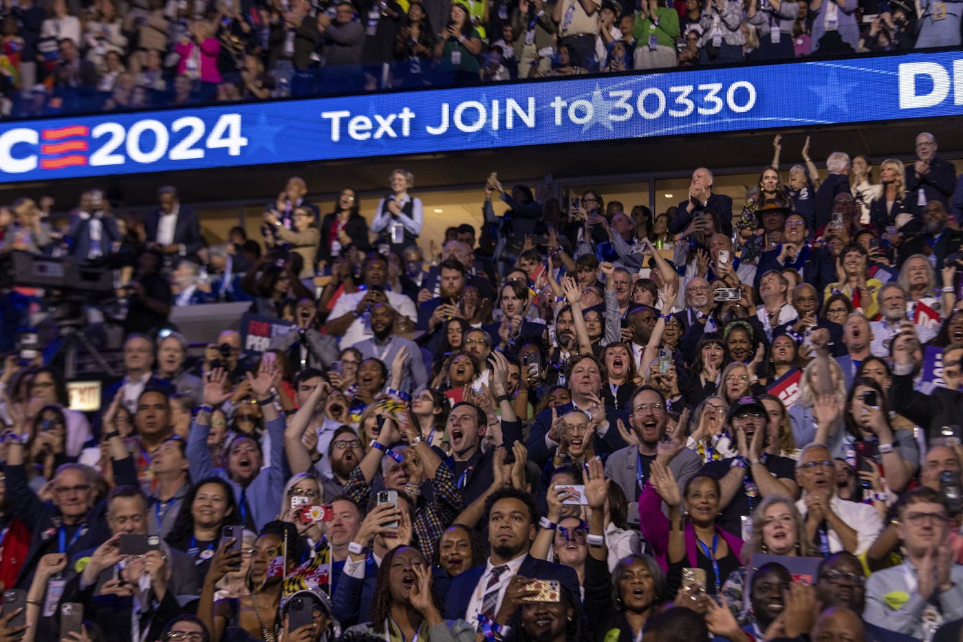 crowd applauding Michelle Obama 