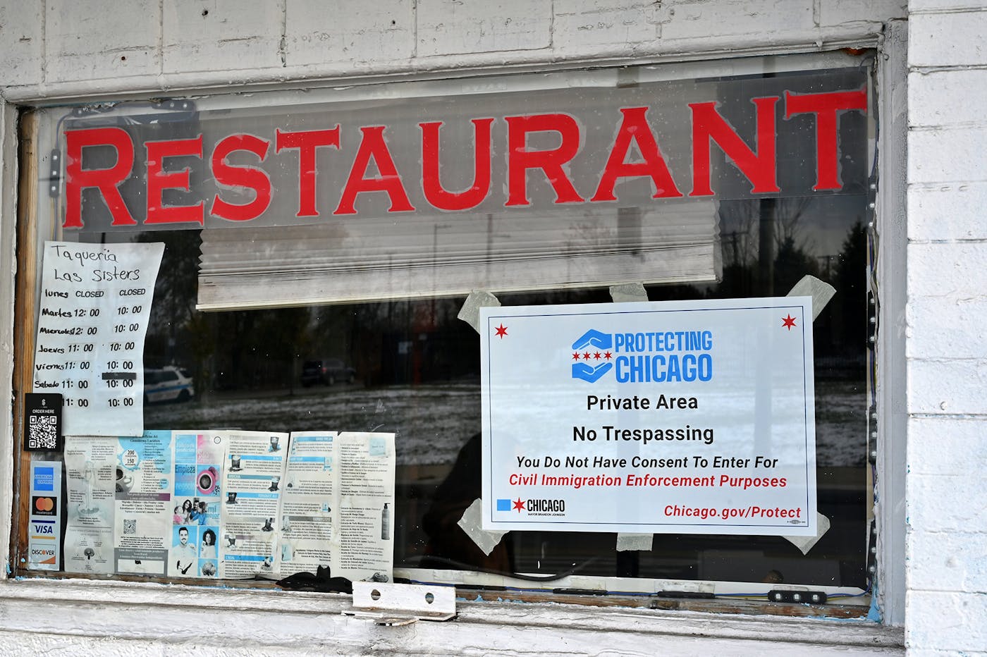 A photo of signs that inform federal agents that they do not have consent to enter without a valid judicial warrant.