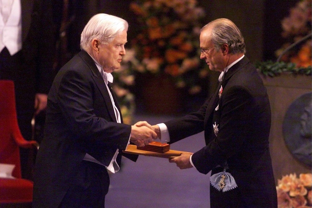 Robert Mundell receives the Nobel Prize in economics from Swedish King Carl XVI Gustaf, in 1999.