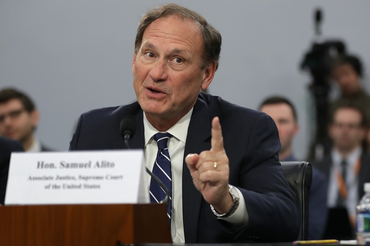 Samuel Alito Knew Exactly What That Upside-Down American Flag Meant Samuel Alito Knew Exactly What That Upside-Down American Flag Meant