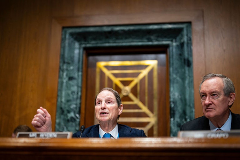 Senator Ron Wyden (left) and Senator Mike Crapo