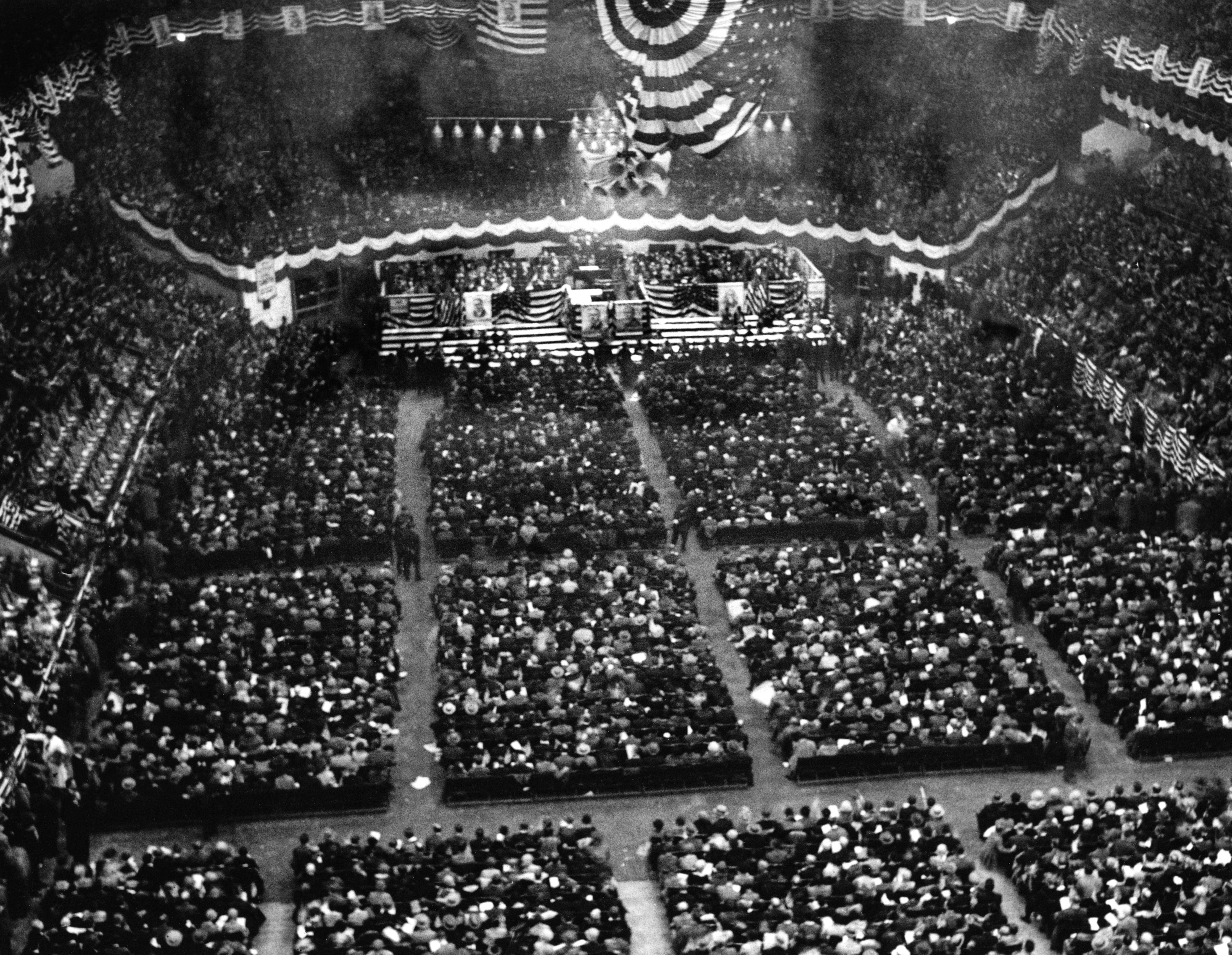 A black-and-white image of hundreds of people gathered at the 1924 Democratic Convention