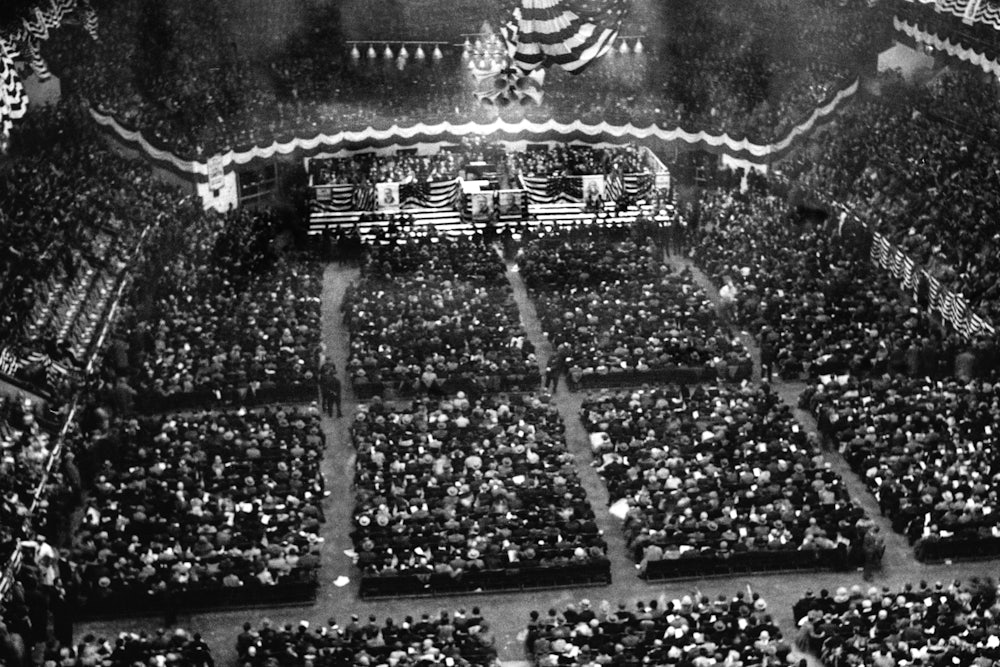 A black-and-white image of hundreds of people gathered at the 1924 Democratic Convention