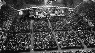 A black-and-white image of hundreds of people gathered at the 1924 Democratic Convention