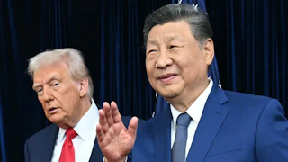 Donald Trump stands next to Chinese President Xi Jinping, who waves