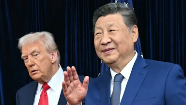 Donald Trump stands next to Chinese President Xi Jinping, who waves