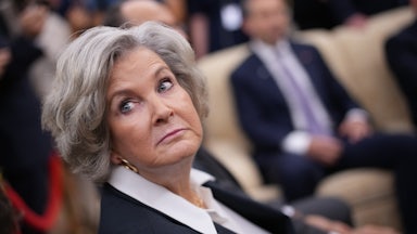 Susie Wiles raises her eyebrows while in an Oval Office meeting.