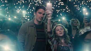 Josh Hartnett as Cooper and Ariel Donoghue as Riley in M. Night Shyamalan’s “Trap.”