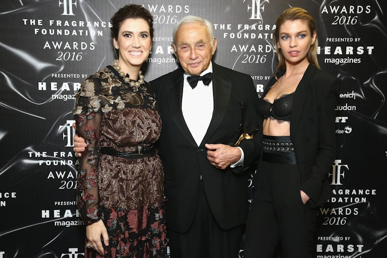 Elizabeth Musamanno, Les Wexner, and Stella Maxwell pose for the cameras in front of a backdrop.