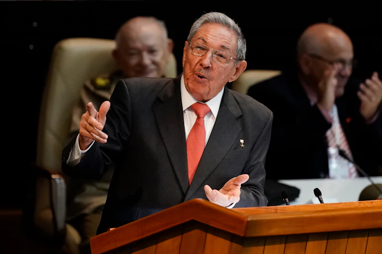 Former President Raúl Castro speaking at a podiium