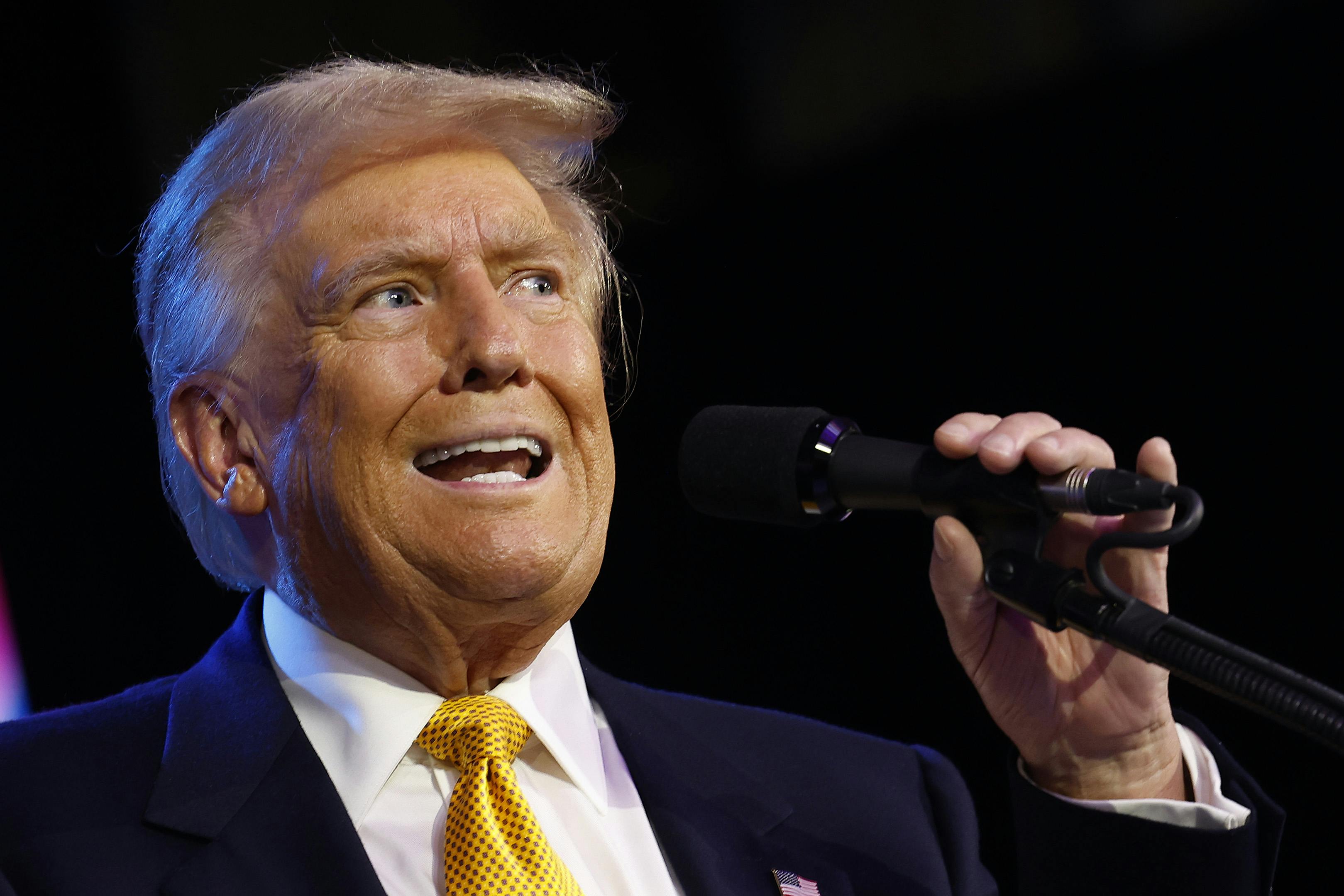 Donald Trump makes strange expression