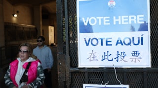 Vote Here / Vote Aqui sign