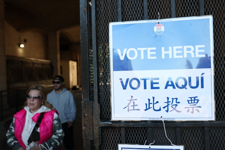 Vote Here / Vote Aqui sign