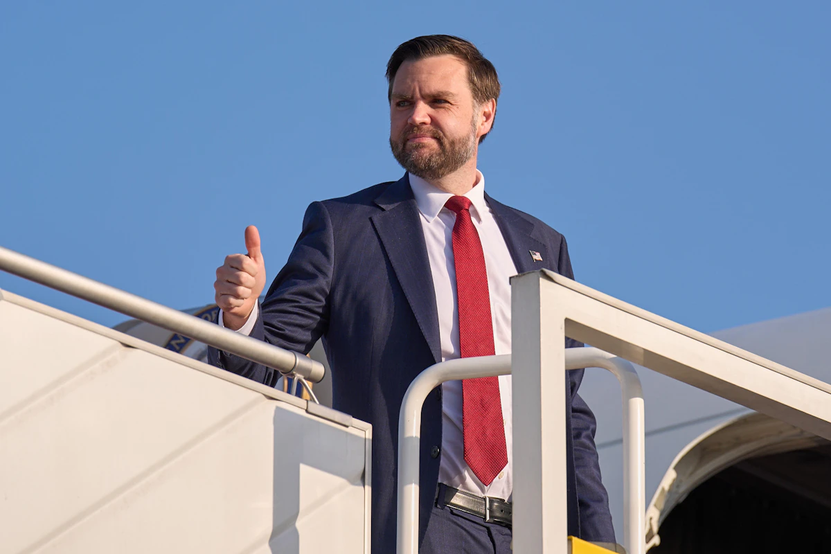 Vance Makes Embarrassing Slip About Trump’s Blockade on Hormuz Strait