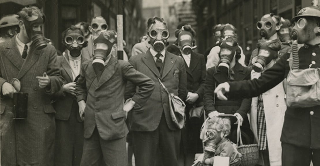 WW2 Gas Mask Box 1940s WW2 Blitz Child's Gas Mask Box Prop – With Luggage Label, Brand New With Tags Women's ASTR The Label - Foto 8