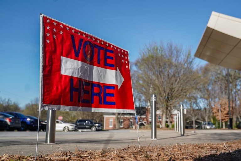 Vote here sign with an arrow Vote here sign with an arrow