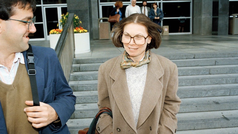 Janet Malcolm outside the Federal Courthouse in San Francisco in 1993