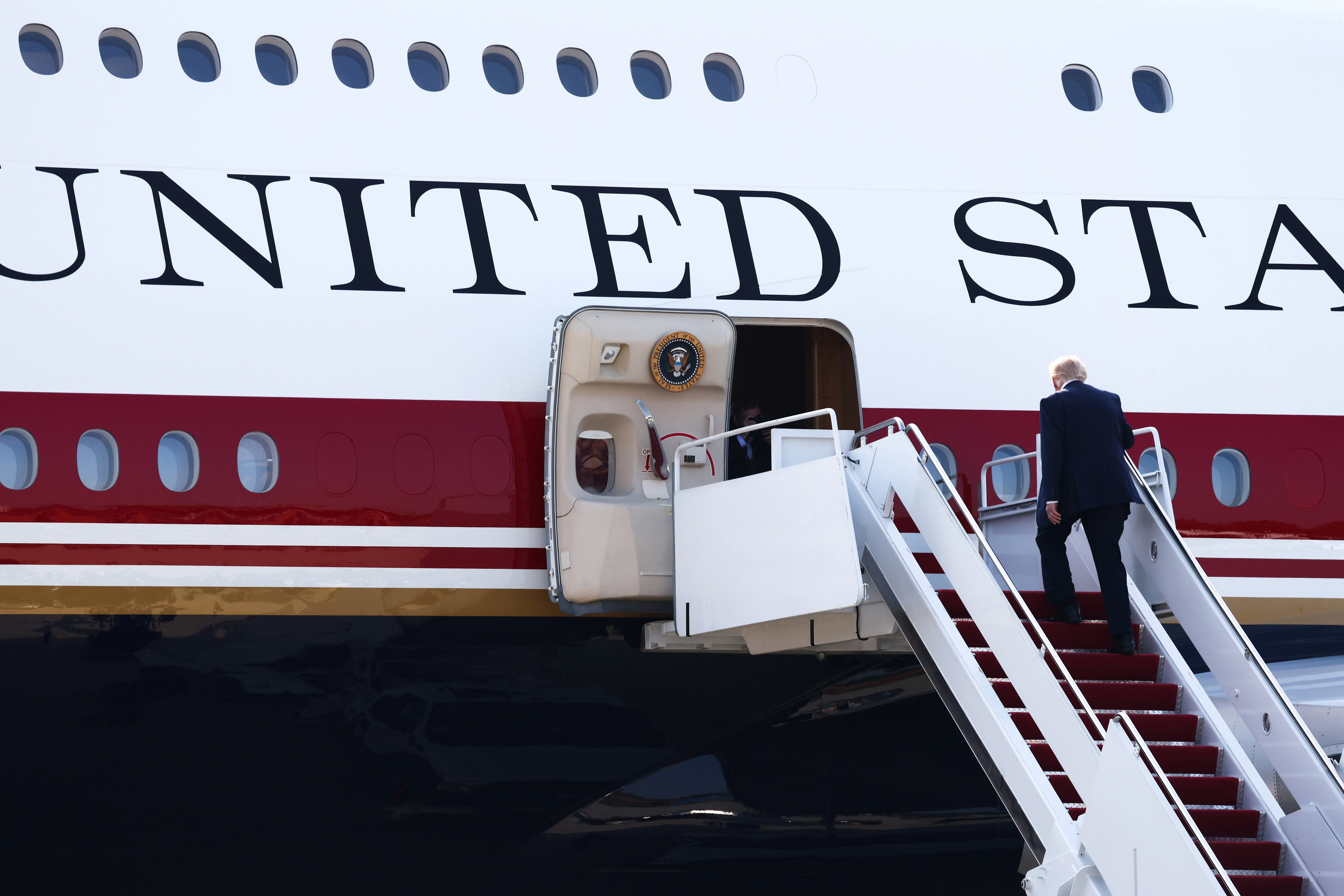 Donald Trump climbs into Air Force One