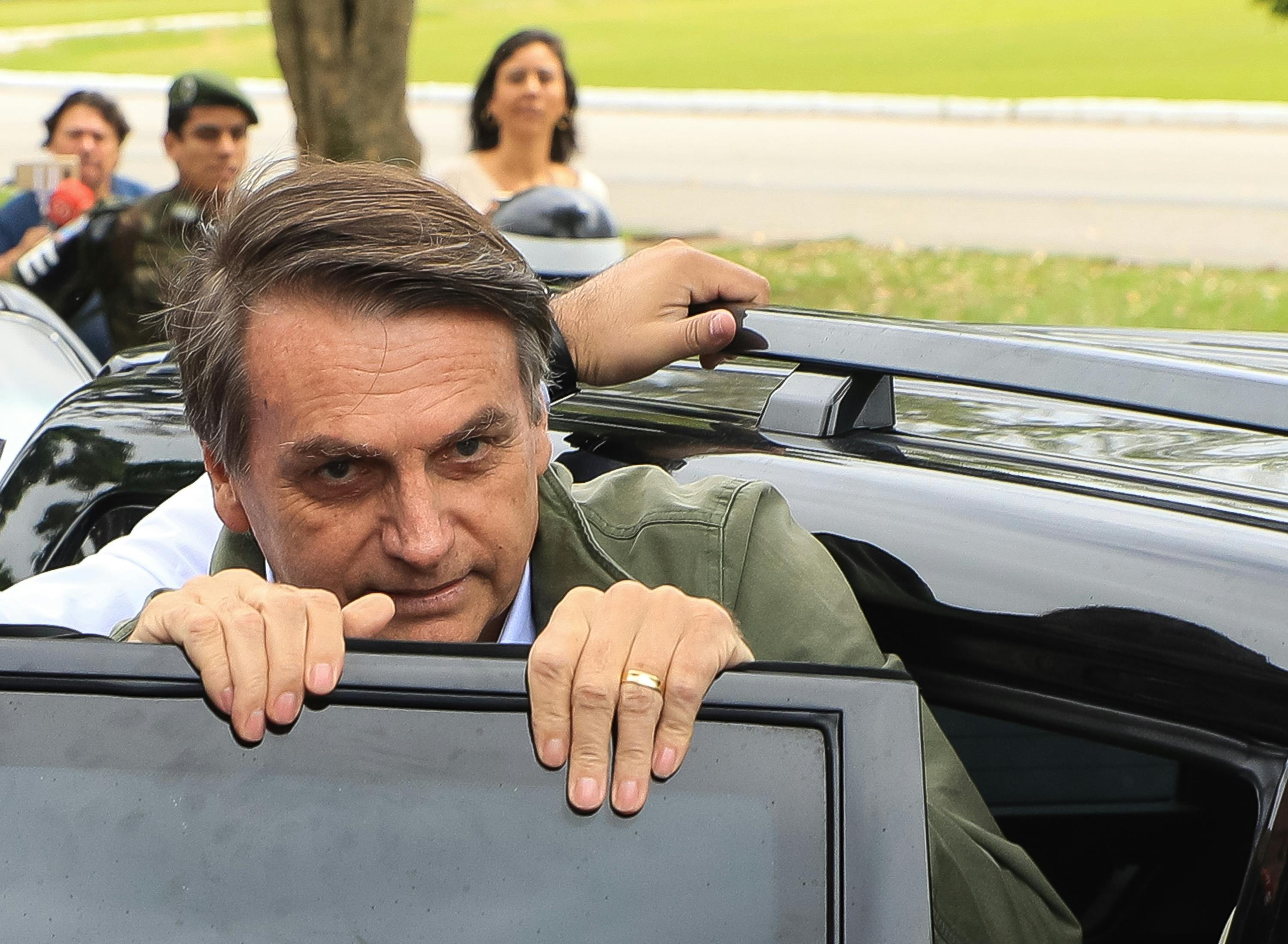 Jair Bolsonaro gets into a car.