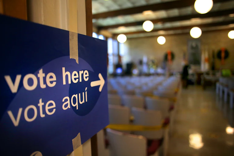 Vote Here / Vote Aqui sign