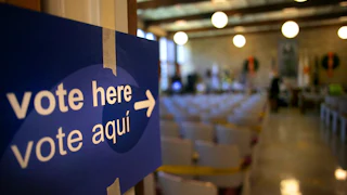 Vote Here / Vote Aqui sign