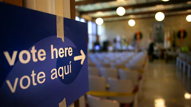 Vote Here / Vote Aqui sign