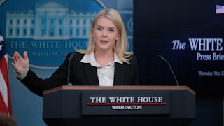 卡羅琳·萊維特在白宮新聞發布會上發言時做手勢
