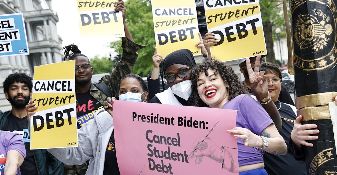 Les centristes n’aiment pas le plan de prêt étudiant de Biden.  Alors pourquoi ne font-ils rien ?