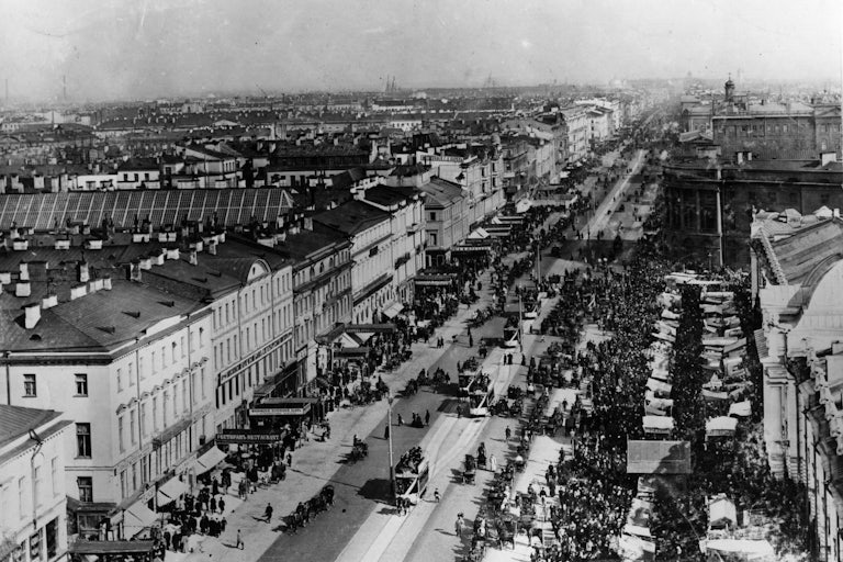 circa 1900: A crowded Nevsky Prospect in St Petersburg, formerly Petrograd (1914 - 1924) and Leningrad (1924 - 1991).