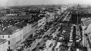 circa 1900: A crowded Nevsky Prospect in St Petersburg, formerly Petrograd (1914 - 1924) and Leningrad (1924 - 1991).