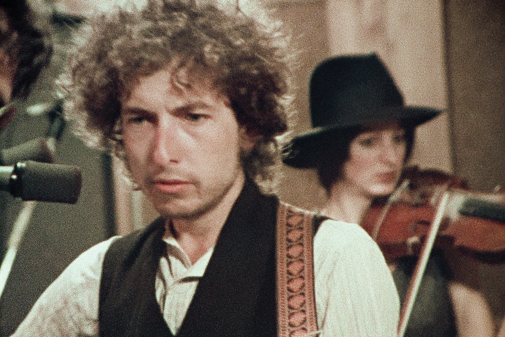 Photo of Bob Dylan with the violinist Scarlet Rivera