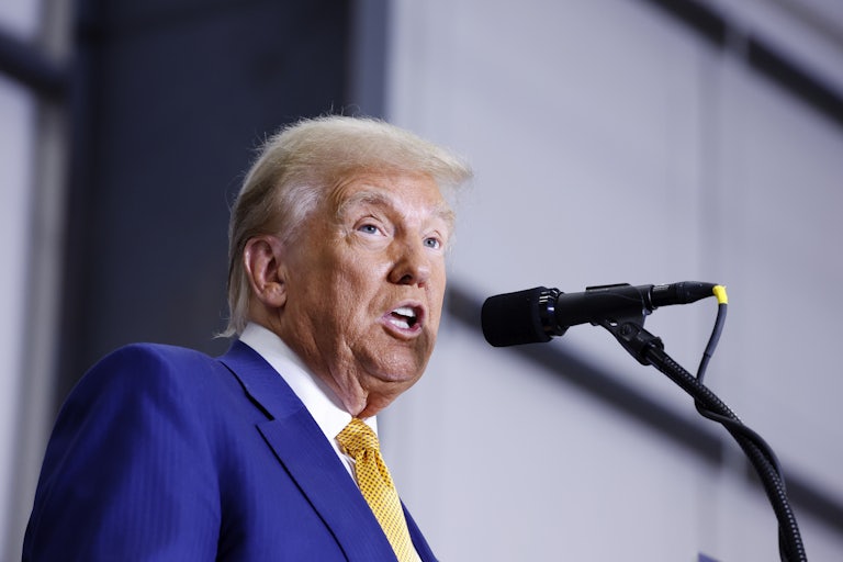 Donald Trump speks at a mic