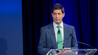 Kevin Warsh speaks at a lectern.