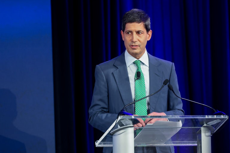Kevin Warsh speaks at a lectern.