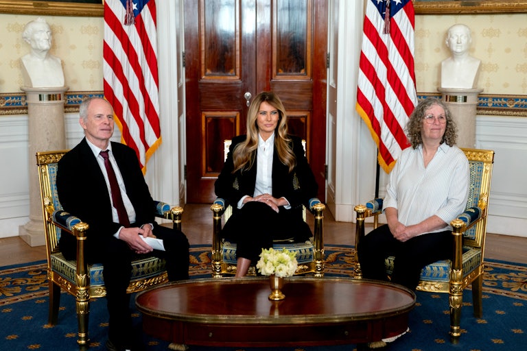 Melania Trump sits between Keith Siegel, a freed Israeli-American hostage, and his wife Aviva Siegel at the White House