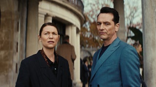 Claire Danes as Aggie Wiggs and Matthew Rhys as Nile Jarvis in “The Beast in Me”