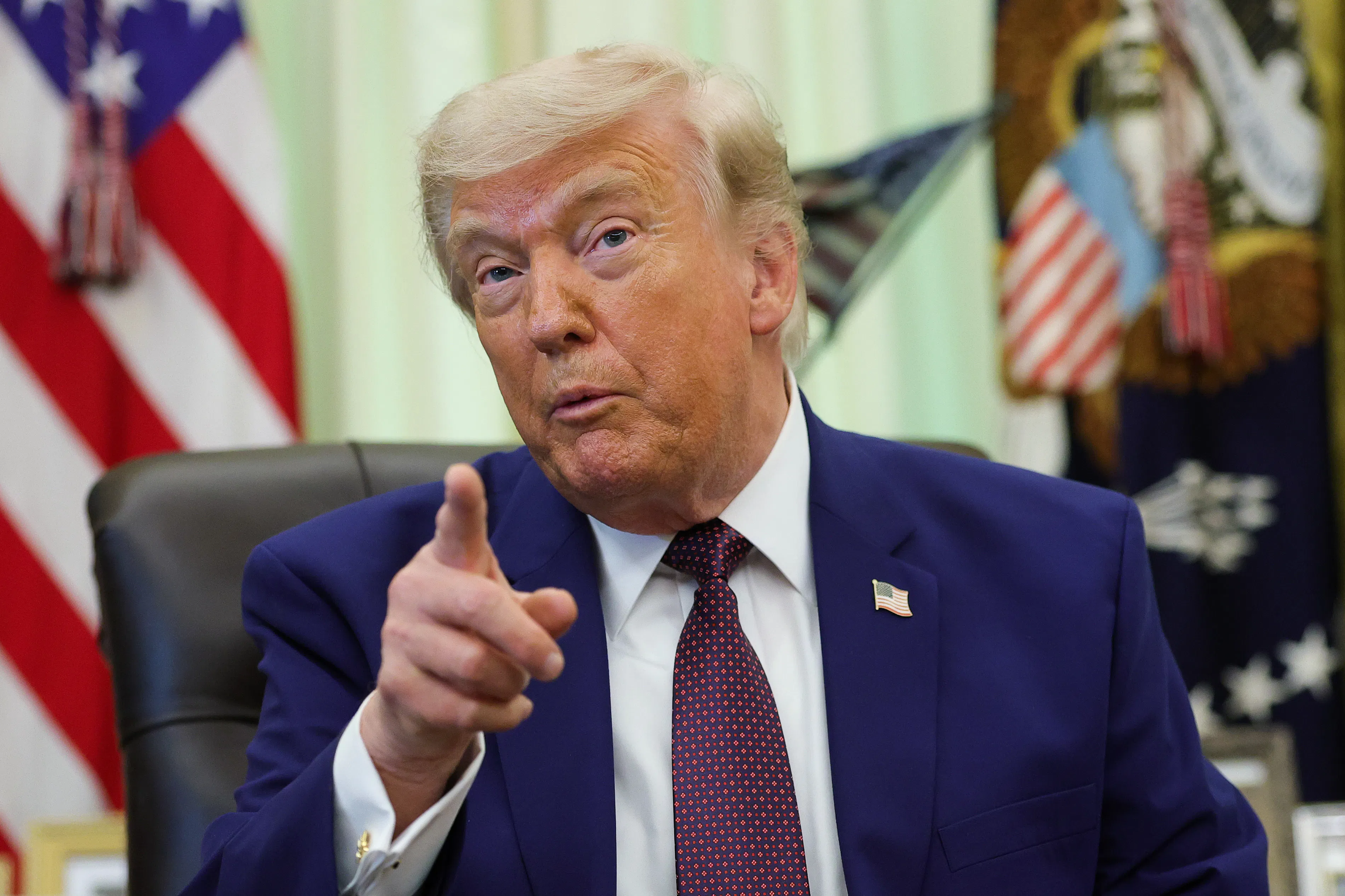 donald trump points in oval office