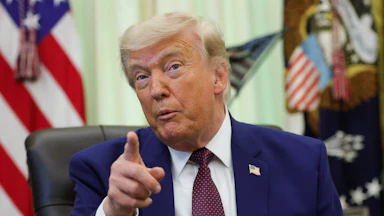donald trump points in oval office