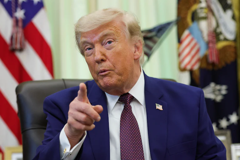 donald trump points in oval office