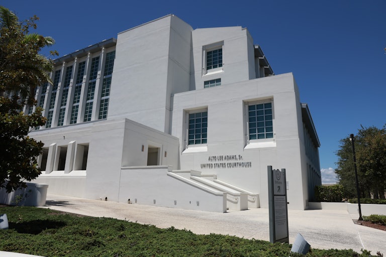 This picture shows a court house.