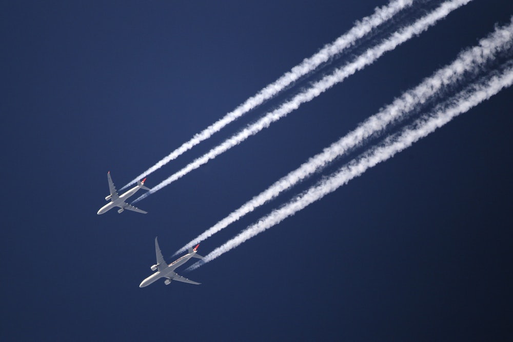 Airplane contrails