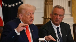 唐納德·特朗普坐在小羅伯特·F·肯尼迪旁邊,做手勢並講話。