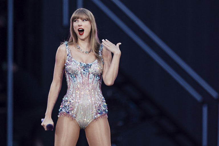 Taylor Swift fans herself