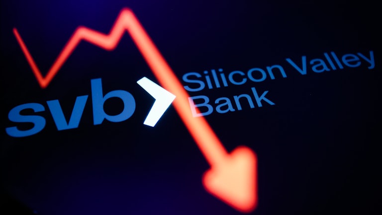 Silicon Valley Bank name on a screen, with a red arrow plummeting downwards