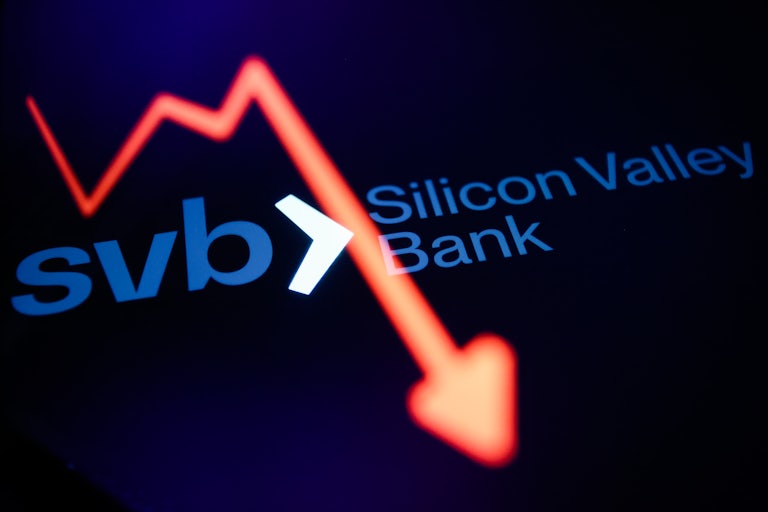 Silicon Valley Bank name on a screen, with a red arrow plummeting downwards