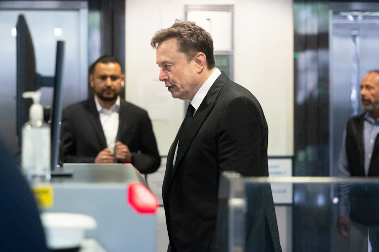 Elon Musk walks into a courthouse in Oakland, California
